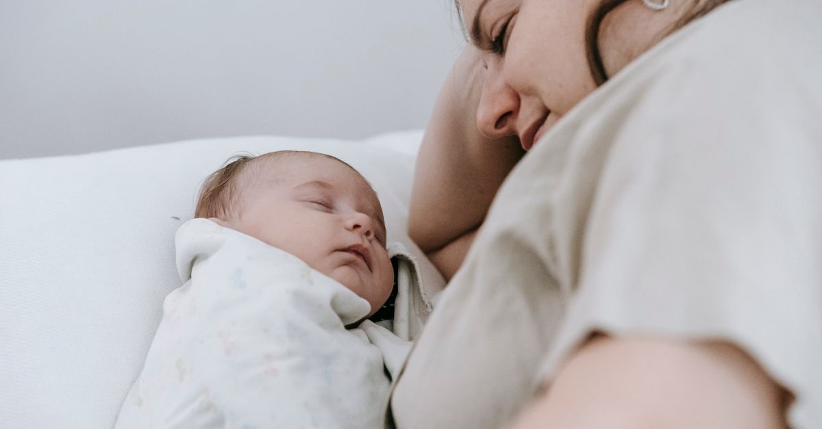 Nuits plus douces : astuces sommeil incontournables pour une jeune maman