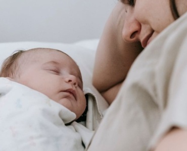 Nuits plus douces : astuces sommeil incontournables pour une jeune maman