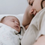 Nuits plus douces : astuces sommeil incontournables pour une jeune maman