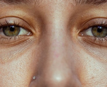 Dites adieu à la peau rêche : astuces douces pour retrouver un visage lisse et lumineux