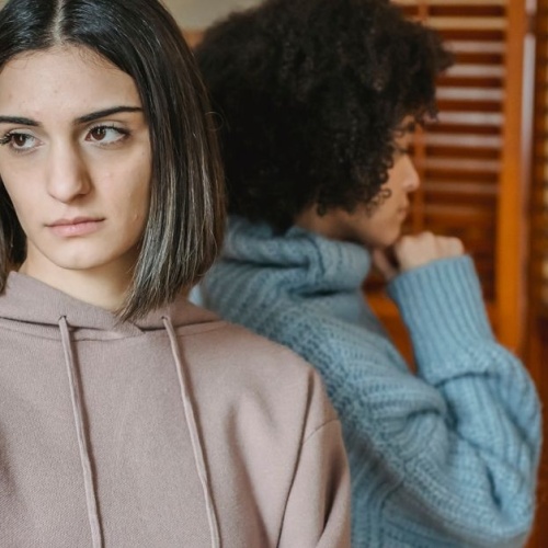 Quand l’amour prend ses distances : comprendre et apprivoiser les relations qui évitent l’intimité