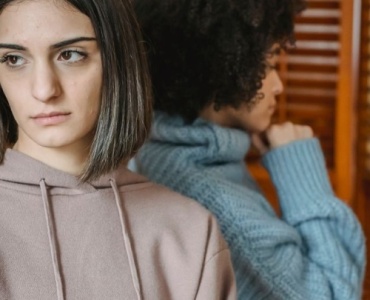 Quand l’amour prend ses distances : comprendre et apprivoiser les relations qui évitent l’intimité