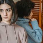 Quand l’amour prend ses distances : comprendre et apprivoiser les relations qui évitent l’intimité