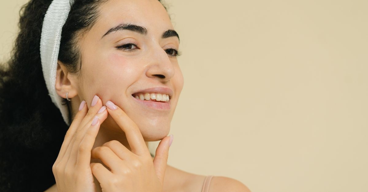 Boutons sous la peau : 9 solutions efficaces pour les faire disparaître (sans agresser votre peau)