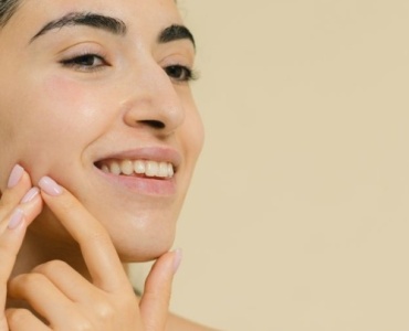 Boutons sous la peau : 9 solutions efficaces pour les faire disparaître (sans agresser votre peau)