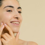 Boutons sous la peau : 9 solutions efficaces pour les faire disparaître (sans agresser votre peau)