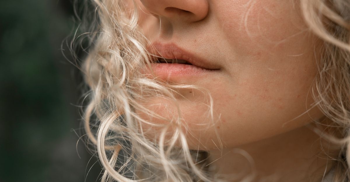 Adieu les frisottis : dompter vos cheveux même quand l’humidité s’en mêle