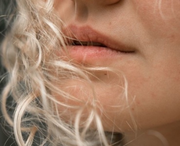 Adieu les frisottis : dompter vos cheveux même quand l’humidité s’en mêle