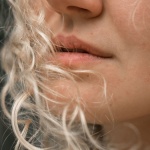 Adieu les frisottis : dompter vos cheveux même quand l’humidité s’en mêle