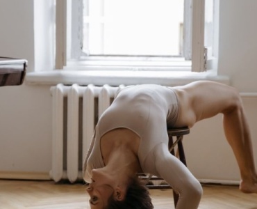 Transformez votre chaise en coach sportif : un entraînement complet à la maison