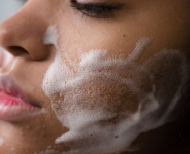 Peau nette au quotidien : le guide pour choisir le bon nettoyant anti-imperfections
