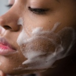 Peau nette au quotidien : le guide pour choisir le bon nettoyant anti-imperfections