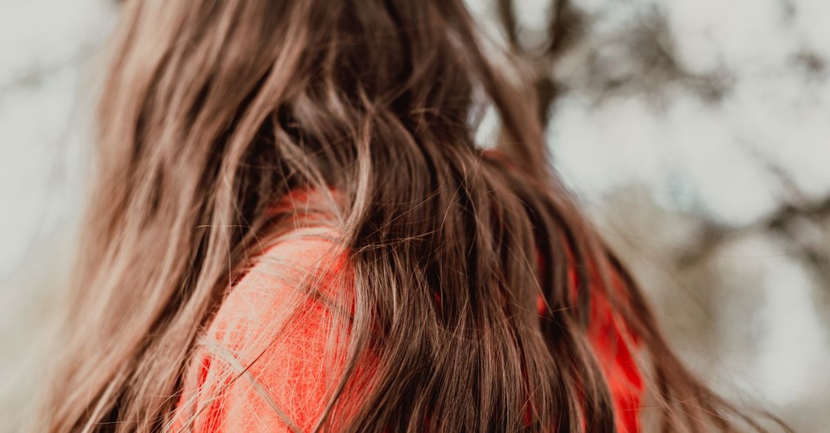 Cheveux sales ? 10 astuces express pour les rafraîchir et retrouver du volume