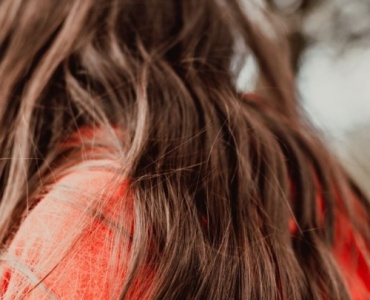 Cheveux sales ? 10 astuces express pour les rafraîchir et retrouver du volume