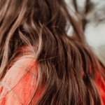 Cheveux sales ? 10 astuces express pour les rafraîchir et retrouver du volume