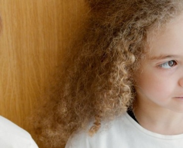 Quand les frères et sœurs se chamaillent : 7 clés pour apaiser les rivalités à la maison
