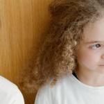 Quand les frères et sœurs se chamaillent : 7 clés pour apaiser les rivalités à la maison