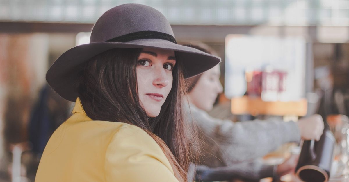Quel chapeau choisir pour sublimer un visage long ? Astuces style et coupes qui équilibrent les proportions