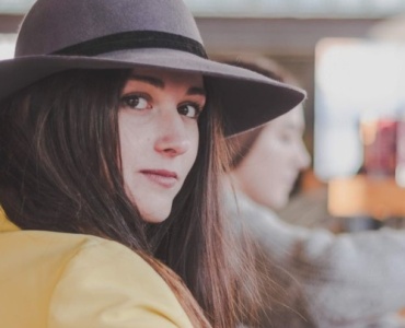 Quel chapeau choisir pour sublimer un visage long ? Astuces style et coupes qui équilibrent les proportions