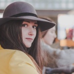 Quel chapeau choisir pour sublimer un visage long ? Astuces style et coupes qui équilibrent les proportions