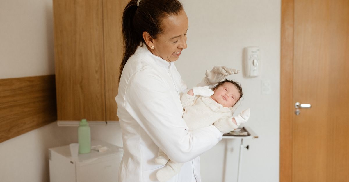 Les premiers examens de bébé : guide rassurant des contrôles médicaux après la naissance