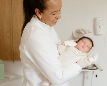Les premiers examens de bébé : guide rassurant des contrôles médicaux après la naissance