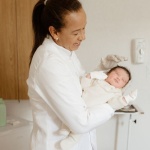 Les premiers examens de bébé : guide rassurant des contrôles médicaux après la naissance