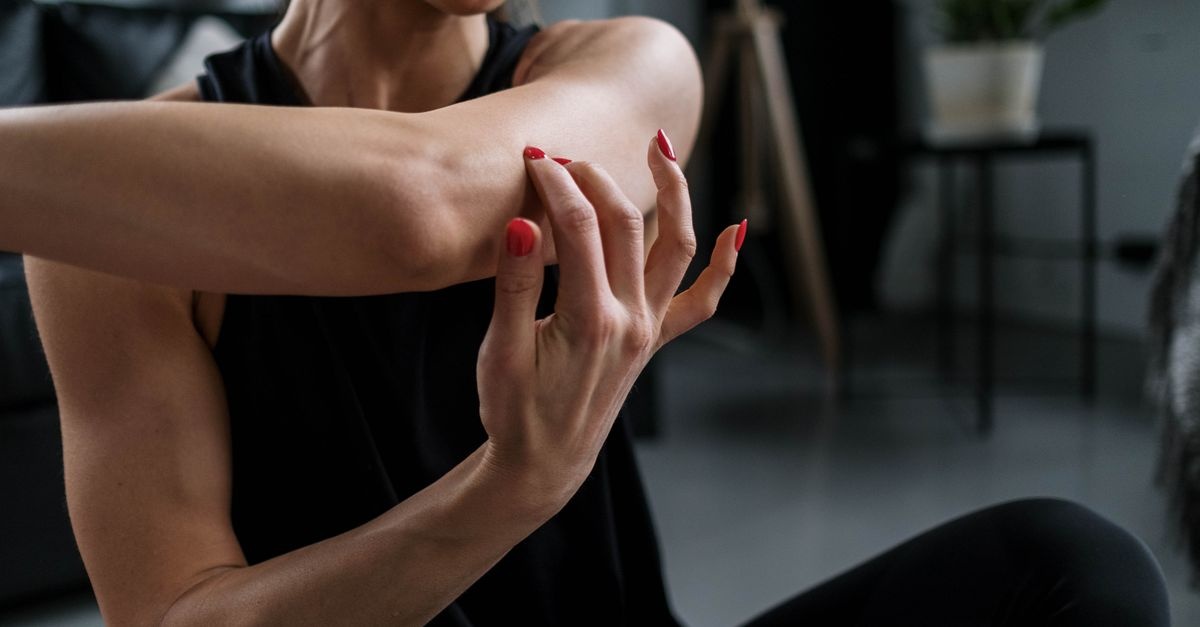 Coudes secs : 7 astuces simples pour retrouver une peau douce et lisse