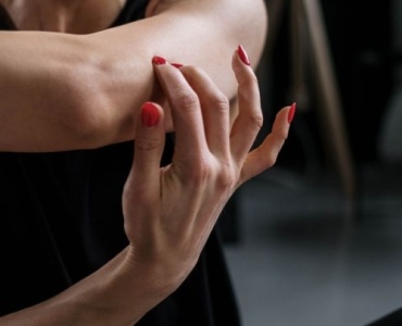 Coudes secs : 7 astuces simples pour retrouver une peau douce et lisse