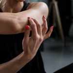 Coudes secs : 7 astuces simples pour retrouver une peau douce et lisse