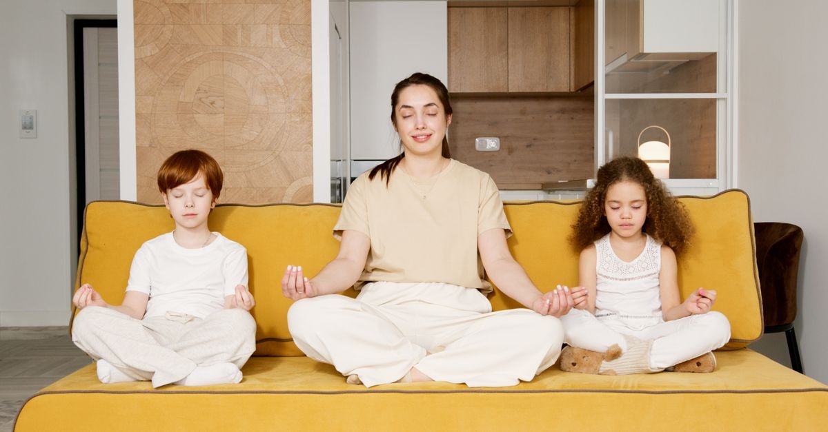 Crises, pleurs, colère : 10 astuces bienveillantes pour apaiser les enfants au quotidien