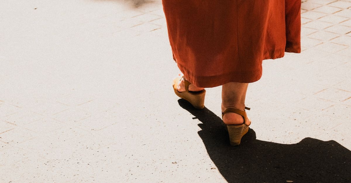 Élégance en hauteur : idées de looks féminins avec chaussures compensées