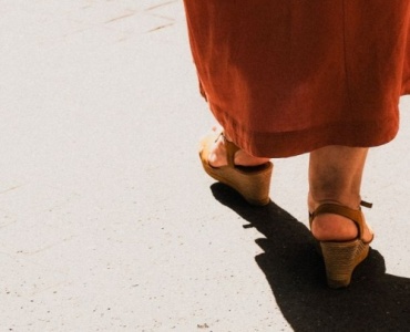 Élégance en hauteur : idées de looks féminins avec chaussures compensées