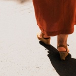 Élégance en hauteur : idées de looks féminins avec chaussures compensées
