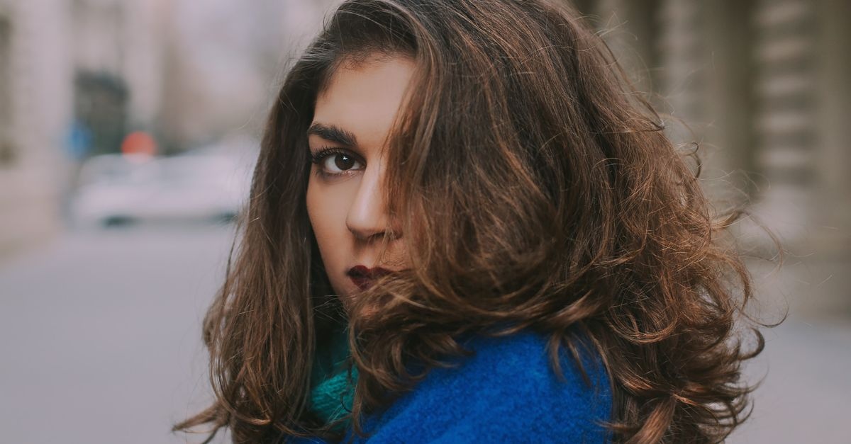 Cheveux peu poreux : le guide simple pour hydrater, définir et révéler tout leur éclat