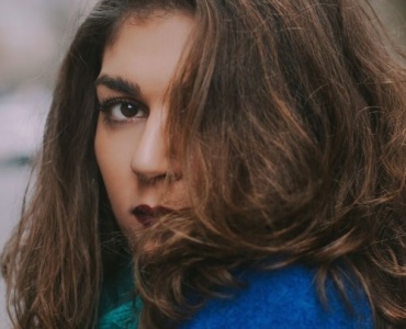 Cheveux peu poreux : le guide simple pour hydrater, définir et révéler tout leur éclat