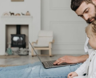 Quand papa se fait discret : comprendre et renouer le lien avec un père émotionnellement distant