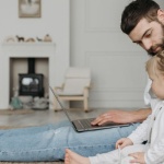 Quand papa se fait discret : comprendre et renouer le lien avec un père émotionnellement distant