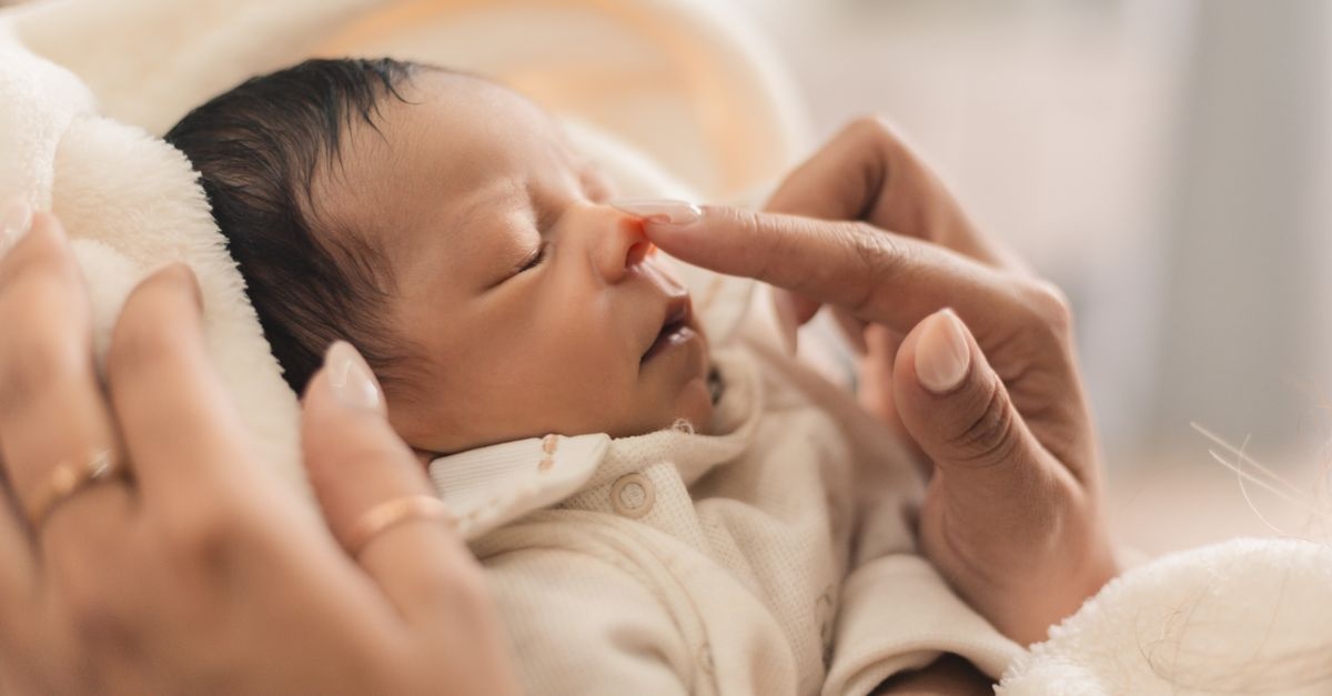 Régurgitations chez le nouveau-né : quand s’inquiéter et comment soulager bébé au quotidien ?