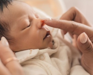 Régurgitations chez le nouveau-né : quand s’inquiéter et comment soulager bébé au quotidien ?