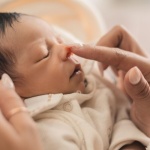 Régurgitations chez le nouveau-né : quand s’inquiéter et comment soulager bébé au quotidien ?