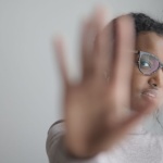Poser des limites avec bienveillance : l’art de dire « non » à ses enfants sans culpabiliser