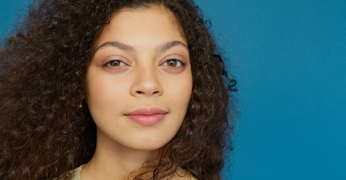 Sublimez votre regard : les teintes qui font briller les yeux foncés