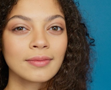 Sublimez votre regard : les teintes qui font briller les yeux foncés