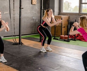 Maîtriser le squat à la barre : technique, puissance et confiance sous la charge