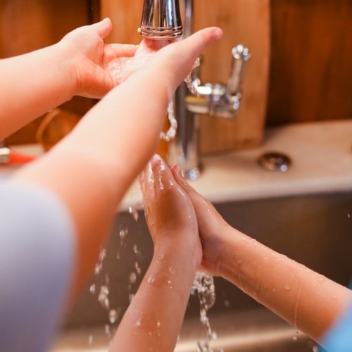 Des mains propres, des enfants en santé : astuces ludiques pour adopter les bons gestes