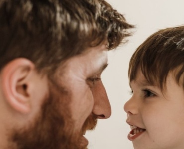 Les premiers mots de votre enfant : comment les reconnaître, les encourager et les savourer
