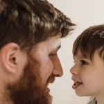 Les premiers mots de votre enfant : comment les reconnaître, les encourager et les savourer
