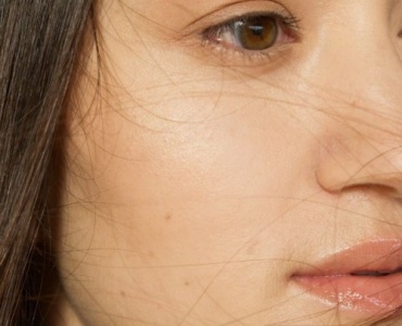 Adieu la brillance : comment choisir le fond de teint idéal pour les peaux grasses