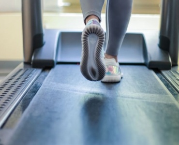 Bien débuter la course à la maison : le guide malin pour choisir votre premier tapis